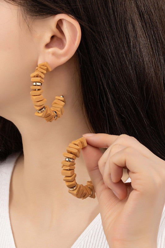 WOOD CHIP C SHAPE HOOP EARRINGS